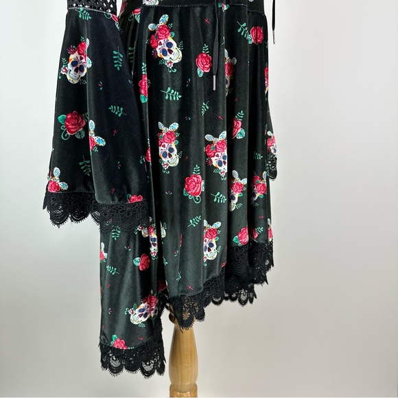 Spirit Halloween Velvet Dia de Los Muertos Floral Flare Sleeve Velvet Dress S - Picture 7 of 12